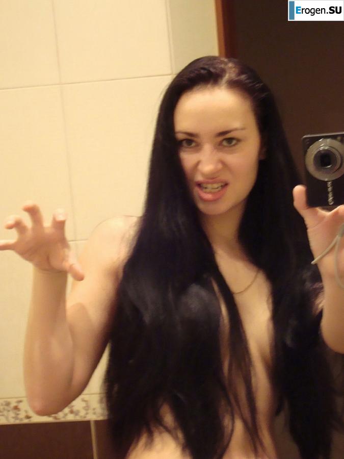 pregnant music lover without clothes. Photo 5