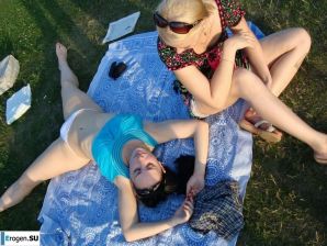 pregnant music lover without clothes. Thumb 8