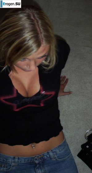 заморская блонда кривляется перед камерой. Эскиз 12