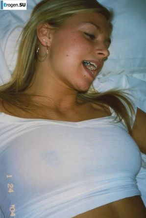 заморская блонда кривляется перед камерой. Эскиз 33