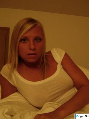 заморская блонда кривляется перед камерой. Эскиз 35