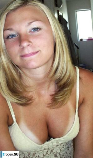 заморская блонда кривляется перед камерой. Эскиз 7