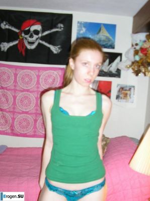 скромняжка разделась перед камерой. Эскиз 12