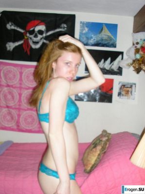 скромняжка разделась перед камерой. Эскиз 14