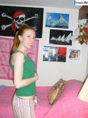 скромняжка разделась перед камерой. Эскиз 8