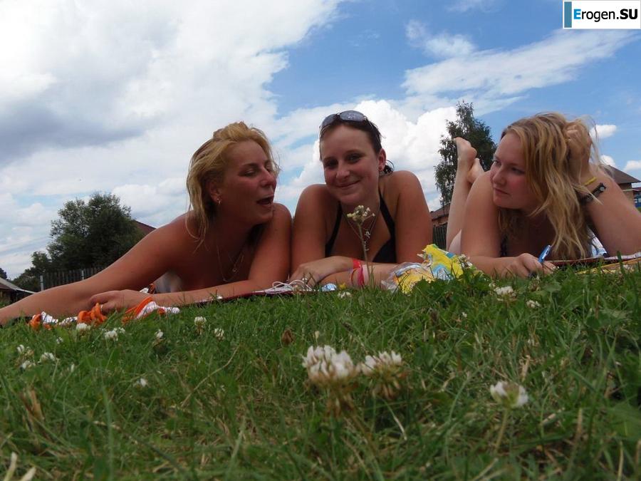 three girlfriends modestly misbehaving. Photo 3