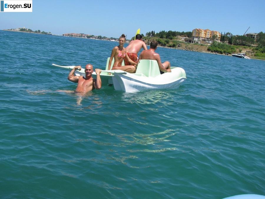 загорелые подруги на каменистом берегу. Фото 10