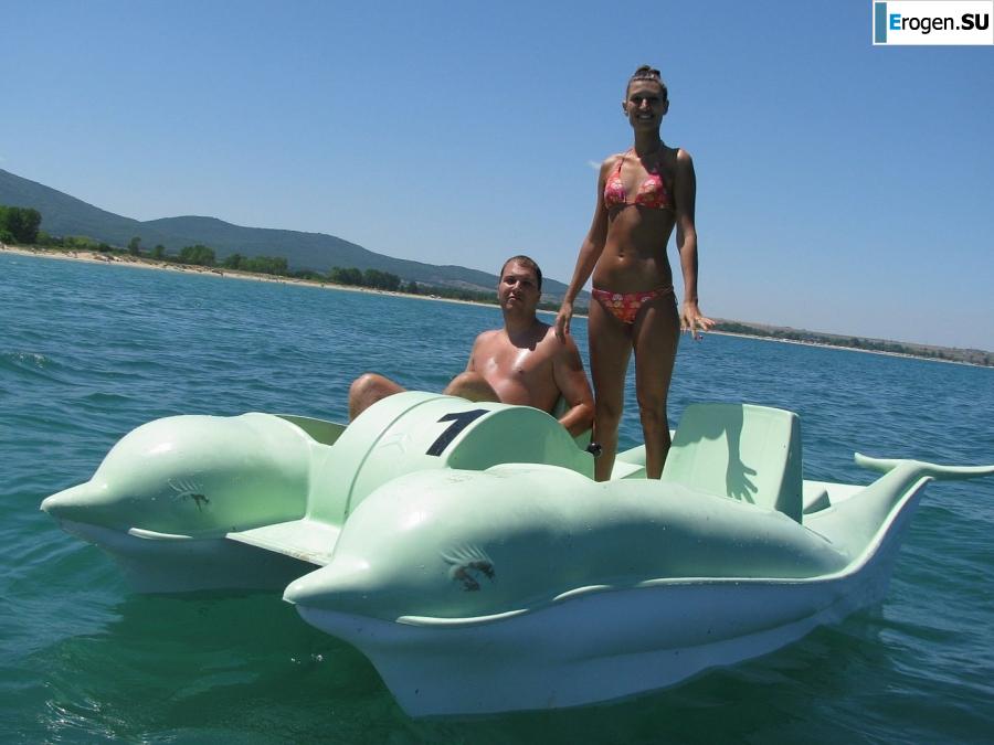 загорелые подруги на каменистом берегу. Фото 11