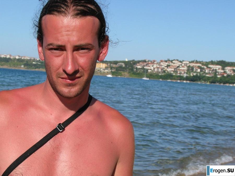 загорелые подруги на каменистом берегу. Фото 14