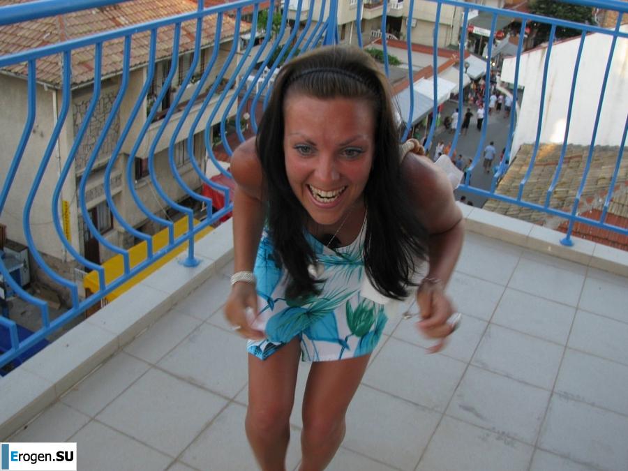 загорелые подруги на каменистом берегу. Фото 20