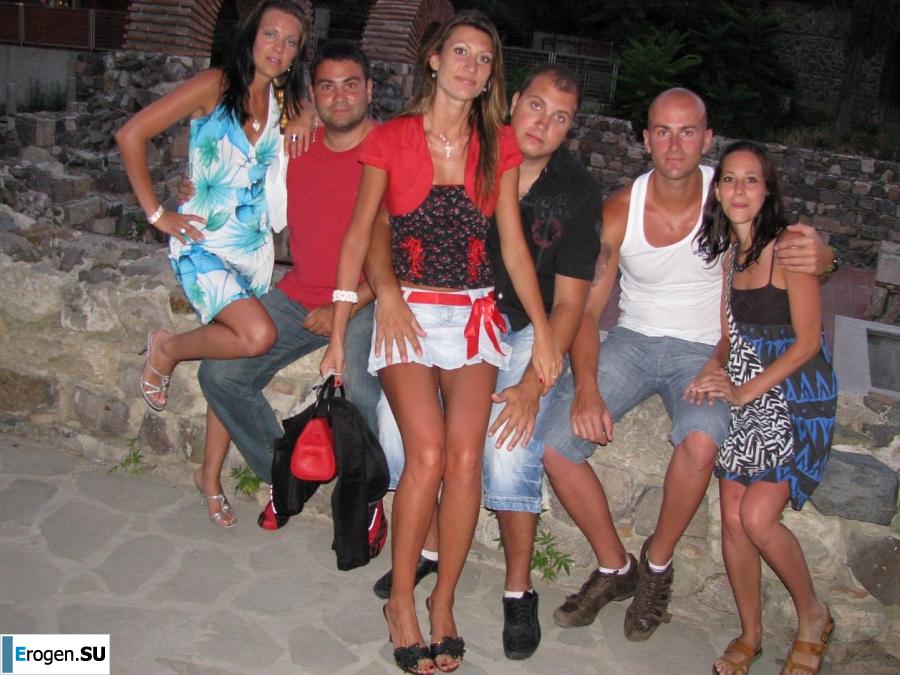 загорелые подруги на каменистом берегу. Фото 22