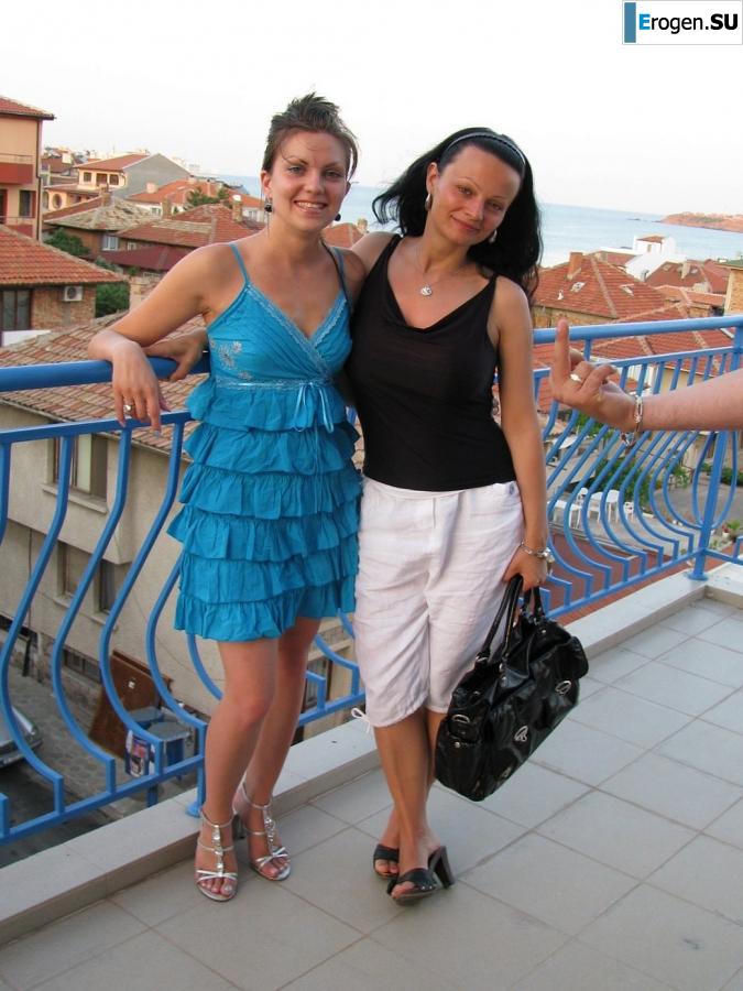 загорелые подруги на каменистом берегу. Фото 25