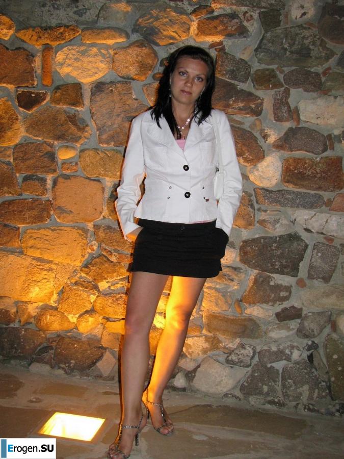 загорелые подруги на каменистом берегу. Фото 27