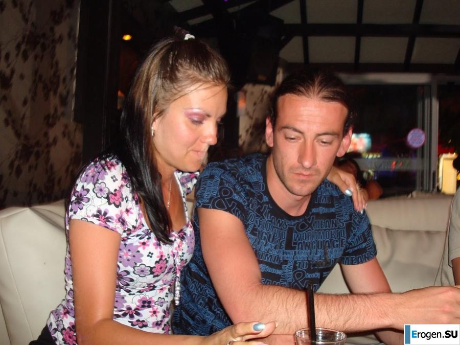 загорелые подруги на каменистом берегу. Фото 30