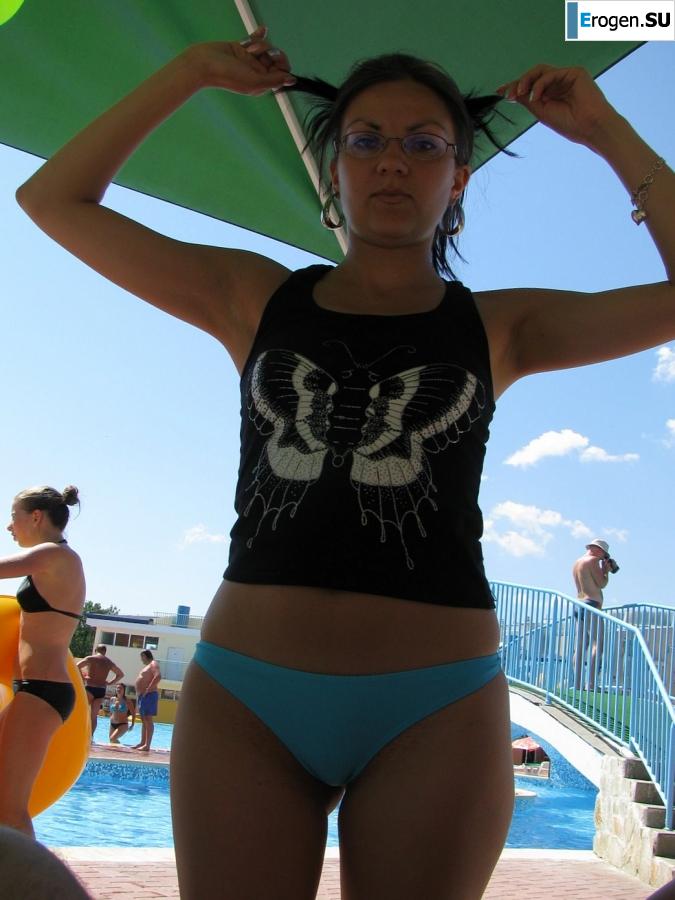 загорелые подруги на каменистом берегу. Фото 31