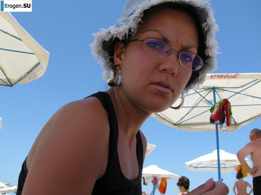 загорелые подруги на каменистом берегу. Фото 32