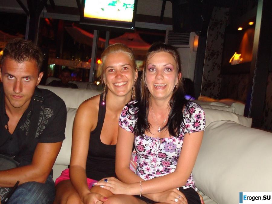 загорелые подруги на каменистом берегу. Фото 33