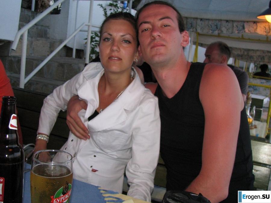 загорелые подруги на каменистом берегу. Фото 36