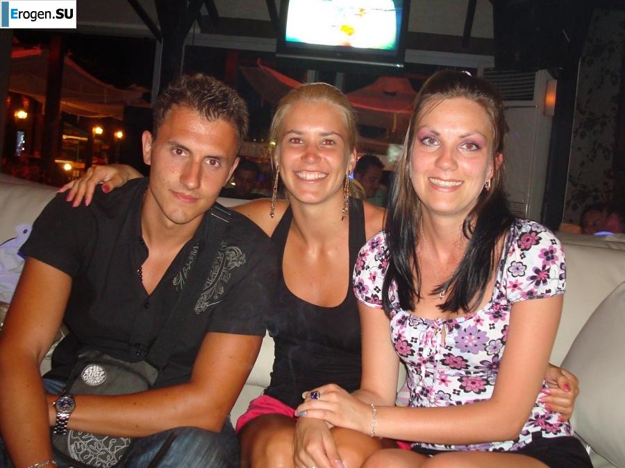 загорелые подруги на каменистом берегу. Фото 38