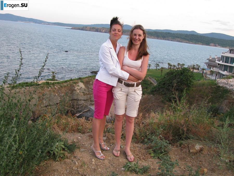 загорелые подруги на каменистом берегу. Фото 39