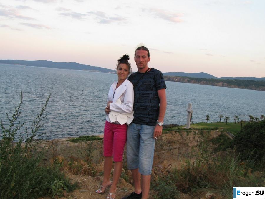 загорелые подруги на каменистом берегу. Фото 40