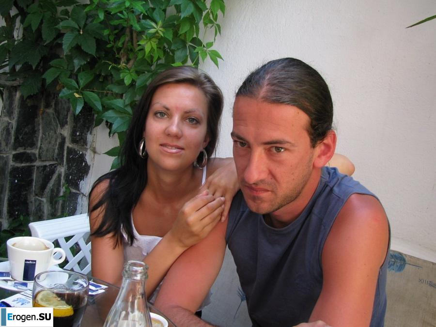 загорелые подруги на каменистом берегу. Фото 5