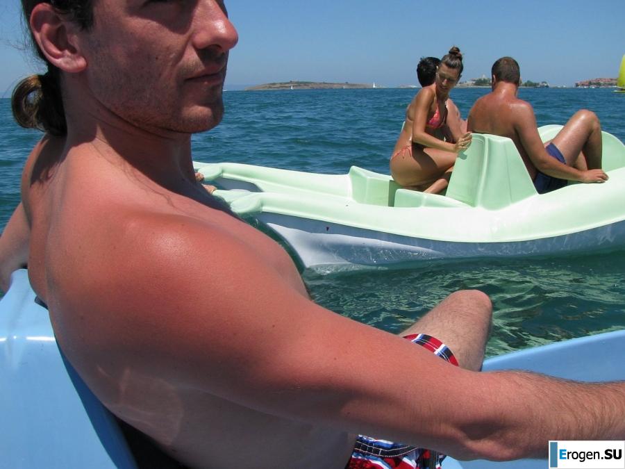 загорелые подруги на каменистом берегу. Фото 9