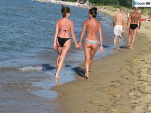 загорелые подруги на каменистом берегу. Эскиз 16