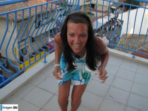 загорелые подруги на каменистом берегу. Эскиз 20