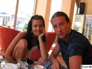 загорелые подруги на каменистом берегу. Эскиз 23