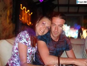 загорелые подруги на каменистом берегу. Эскиз 24