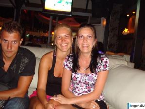 загорелые подруги на каменистом берегу. Эскиз 33