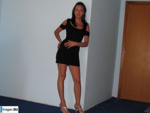 загорелые подруги на каменистом берегу. Эскиз 34