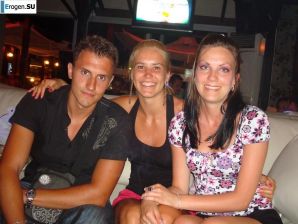 загорелые подруги на каменистом берегу. Эскиз 38