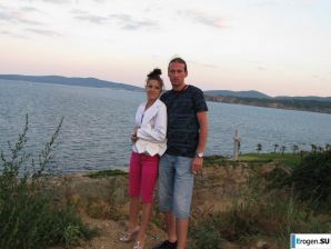 загорелые подруги на каменистом берегу. Эскиз 40