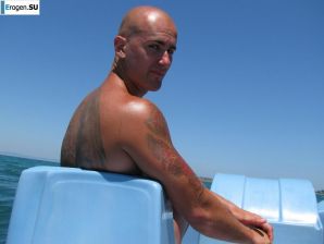 загорелые подруги на каменистом берегу. Эскиз 7