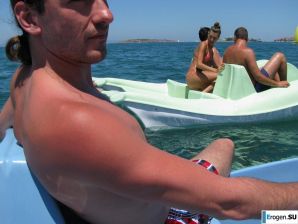 загорелые подруги на каменистом берегу. Эскиз 9