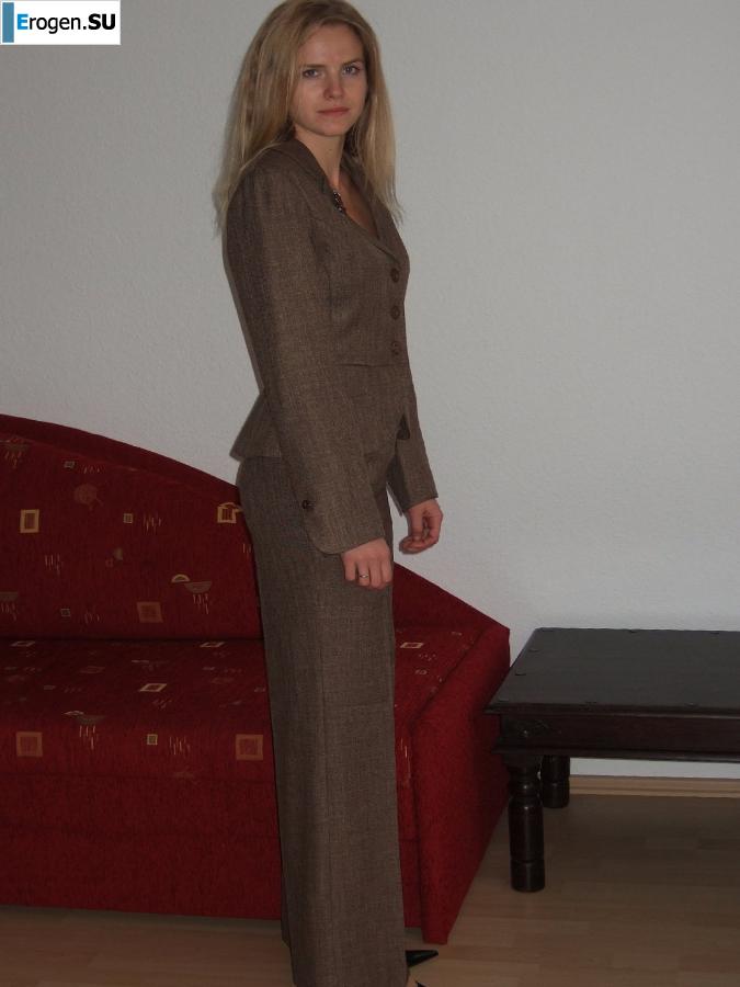 everyday life of a blonde with small breasts. Photo 37