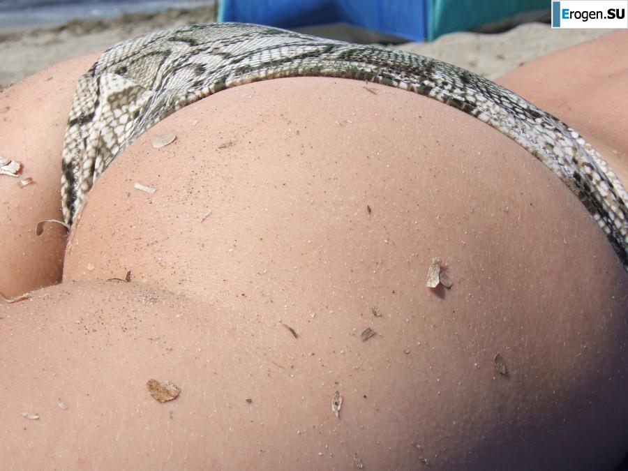 everyday life of a blonde with small breasts. Photo 4