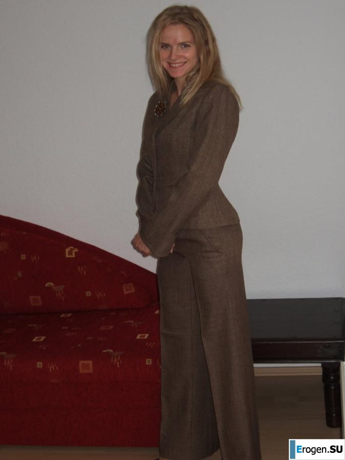 everyday life of a blonde with small breasts. Photo 40