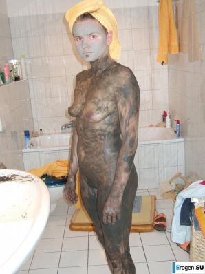 everyday life of a blonde with small breasts. Thumb 7