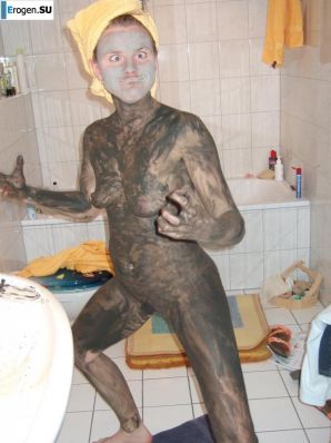 everyday life of a blonde with small breasts. Thumb 8