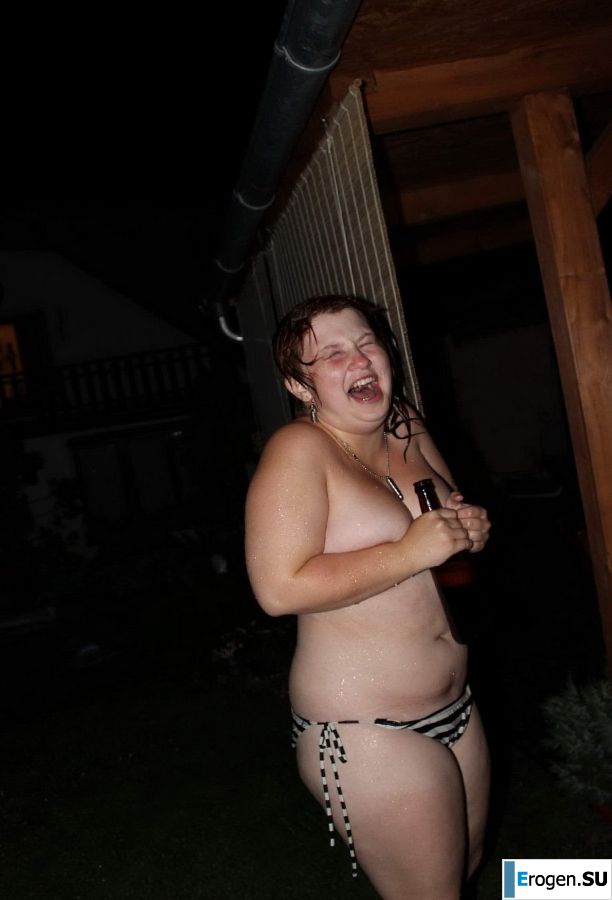 голые телки в бассейне. Фото 29