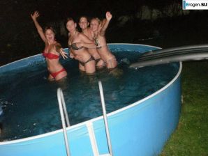 голые телки в бассейне. Эскиз 10