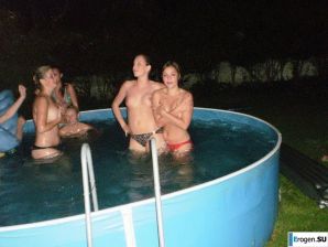 голые телки в бассейне. Эскиз 13