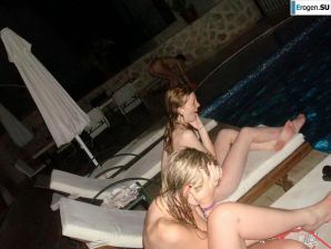 голые телки в бассейне. Эскиз 20