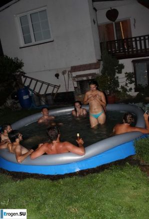 голые телки в бассейне. Эскиз 21