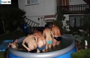 голые телки в бассейне. Эскиз 22