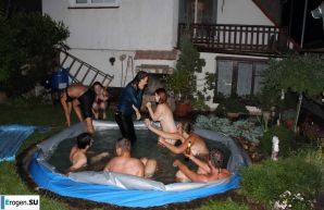 голые телки в бассейне. Эскиз 23