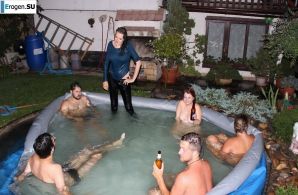 голые телки в бассейне. Эскиз 25